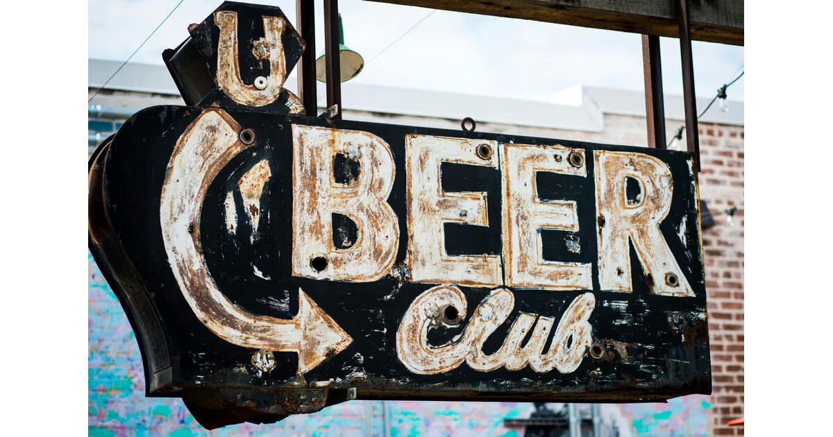 Rótulo vintage de cervecería en La Fábrica Sant Jordi