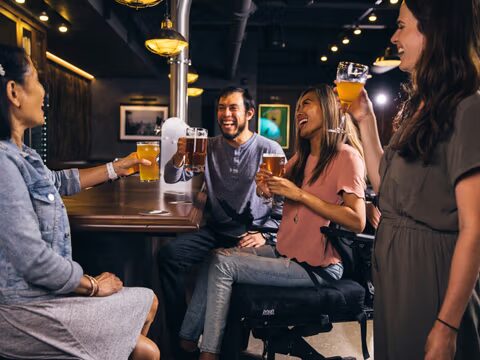 Brindis con cerveza artesana Sant Jordi