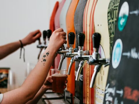 Sirviendo cerveza artesana de tirador